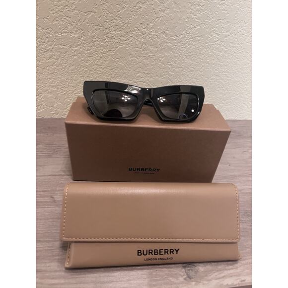 NWT Burberry Cat Eye Sunglasses – Full Set – Leather Tan Case – Logo Arms - Picture 1 of 6